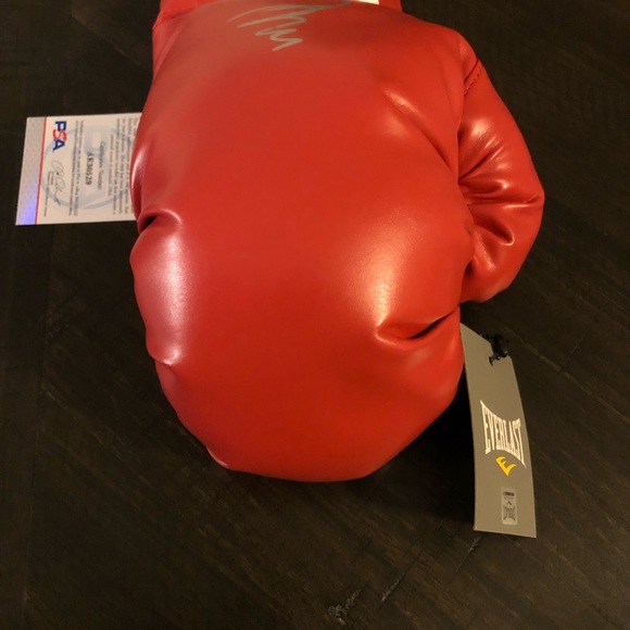 Vasyl Lomachenko Signed Glove PSA Authenticated ! - Picture 6 of 6